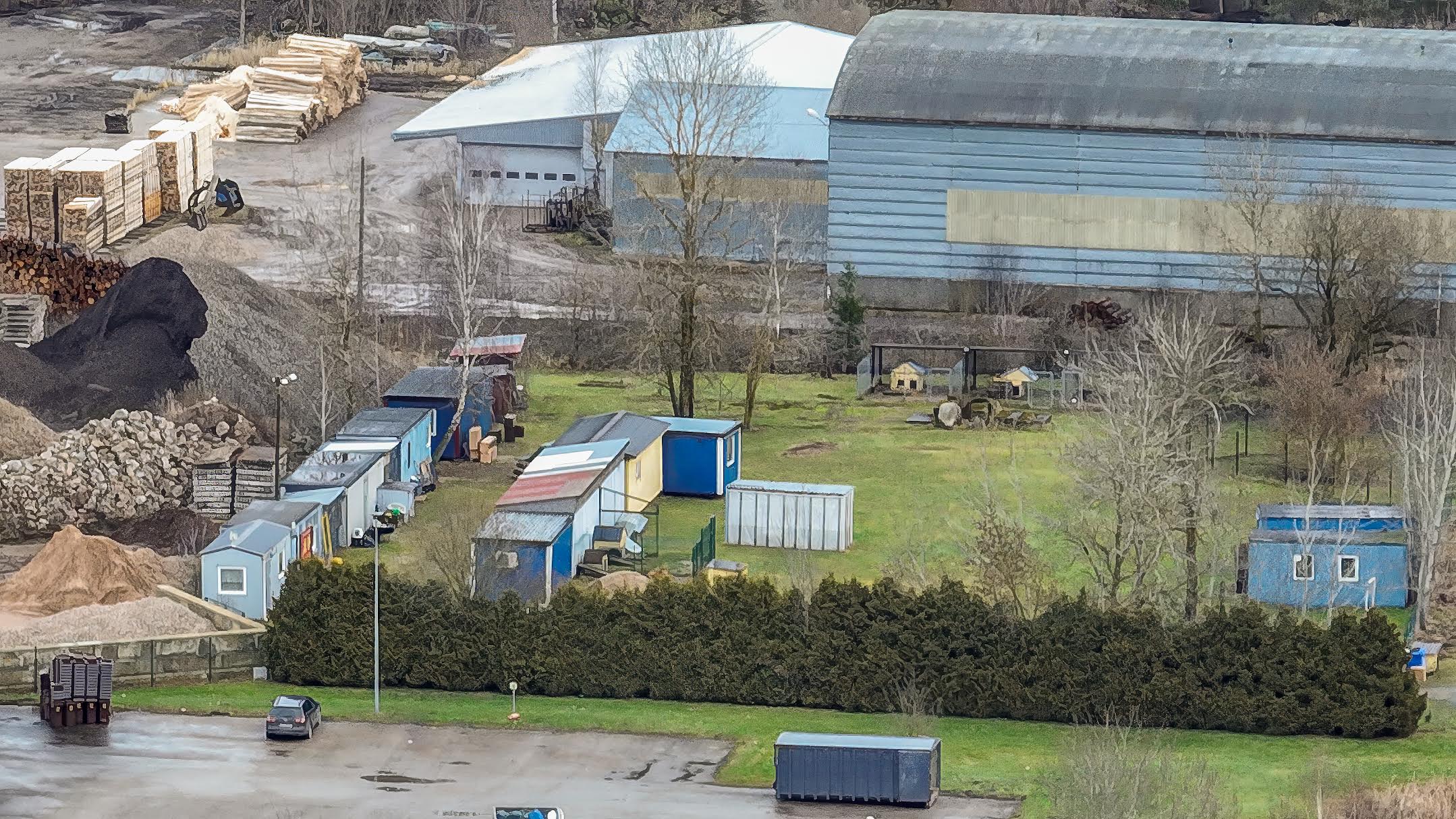 Võru loomade varjupaigas võimaldab linn teenusepakkujal kasutada kontorisoojakut, kasside soojakut ja koerakuute. Ühing on enda vahenditest juurde organiseerinud sisustuse ning soojakud. Need amortiseeruvad ajas ning uute soetamine on ühingule suur rahakulu. Foto: AIGAR NAGEL
